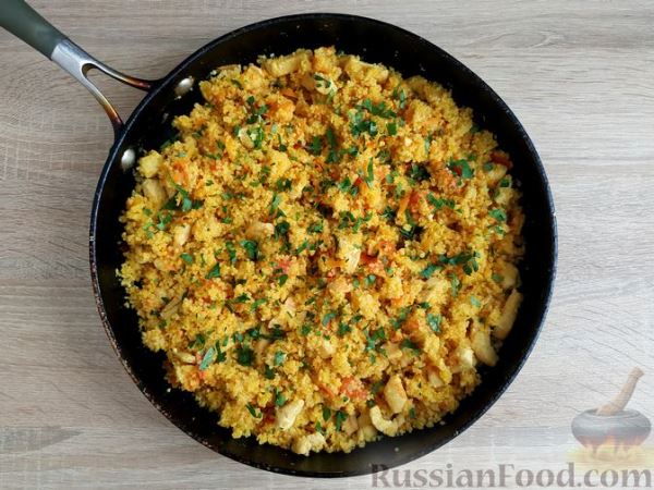 Кускус с курицей и овощами, на сковороде