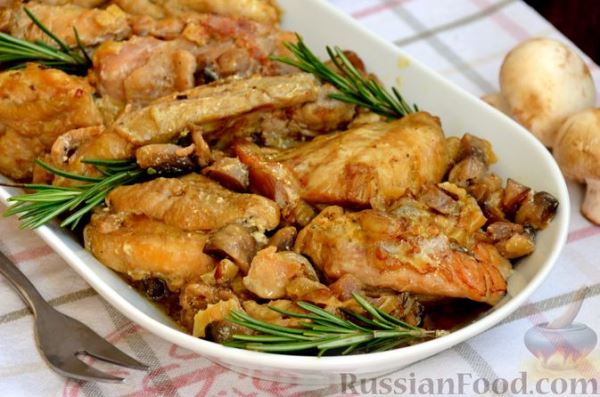Куриные бёдра, тушенные в сметанно-грибном соусе