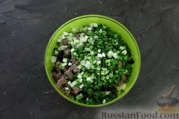 Салат с говядиной, картофелем, черносливом и яйцами