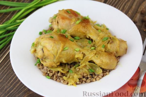 Куриные ножки, тушенные с луком