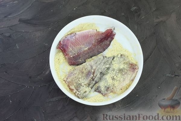 Жареный карась в сметанном соусе с грибами