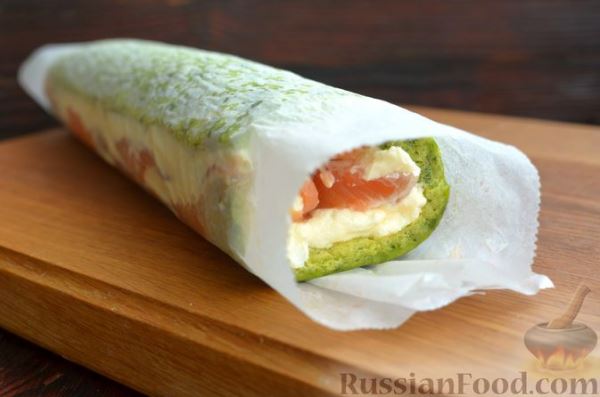 Шпинатный рулет с сёмгой и сливочным сыром