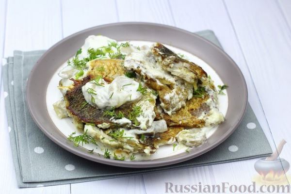 Жареный карась в сметанном соусе с грибами