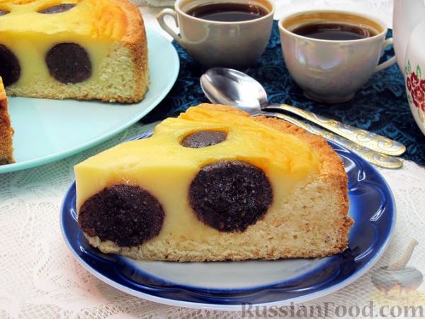 Песочный пирог с начинкой из чернослива с орехами и сметанно-яичной заливкой