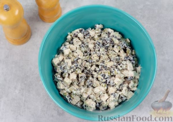 Салат с курицей, черносливом и консервированным зелёным горошком