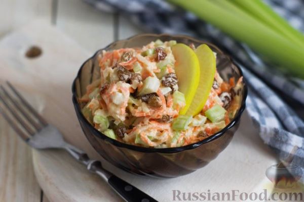 Салат с сельдереем, яблоком, морковью и изюмом