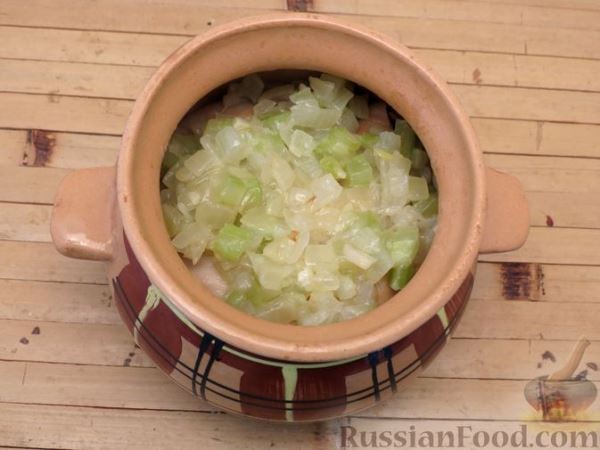 Кролик, тушенный в вине и сливках, с яблоками и сельдереем