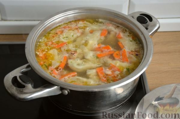 Суп с куриными рулетиками и клецками