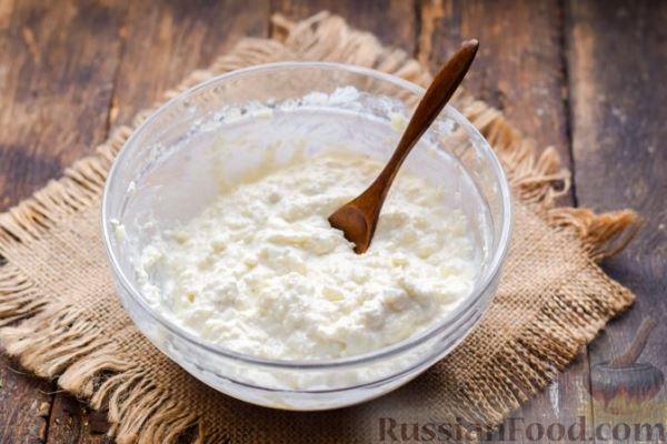 Десерт из сливочного сыра, с ананасами и грецкими орехами