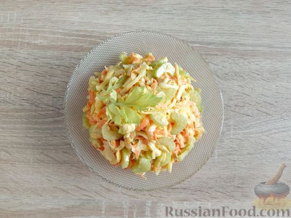 Салат с сельдереем, морковью, яблоком и сыром