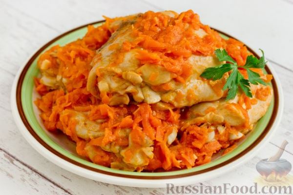 Курица, тушенная с морковью