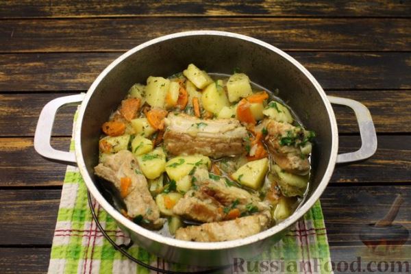 Жаркое из свиных рёбрышек и картофеля