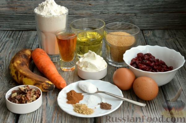 Пряный бананово-морковный кекс с вяленой клюквой и орехами