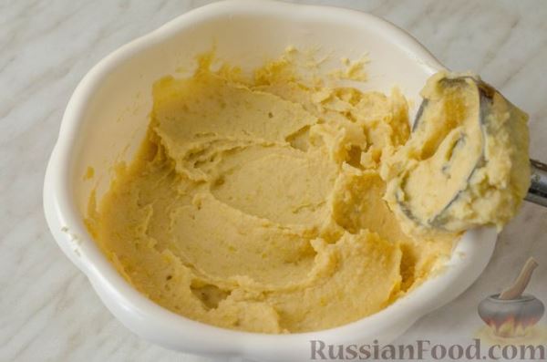 Дрожжевые пирожки с горохом и грибами (в духовке)