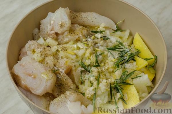 Треска, запечённая с картофелем и розмарином