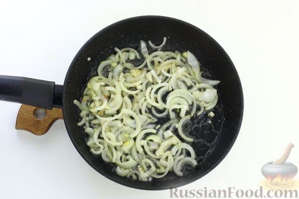 Острый куриный суп с кукурузой, помидорами и соком лайма