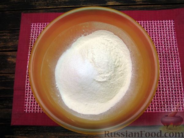 Песочный пирог с начинкой из чернослива с орехами и сметанно-яичной заливкой
