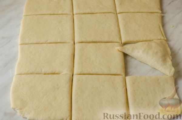 Дрожжевые пирожки с горохом и грибами (в духовке)