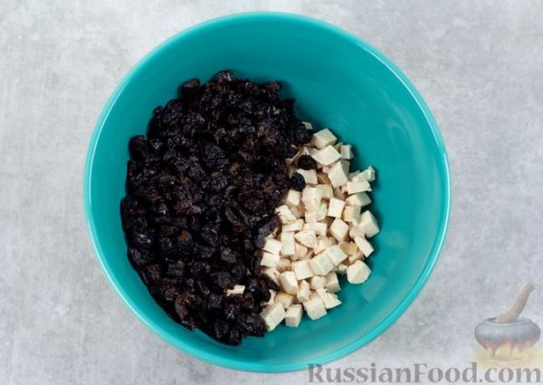 Салат с курицей, черносливом и консервированным зелёным горошком