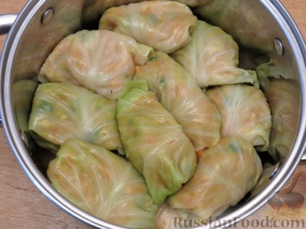 Голубцы с курицей, овсянкой и стручковой фасолью, в томатном соусе