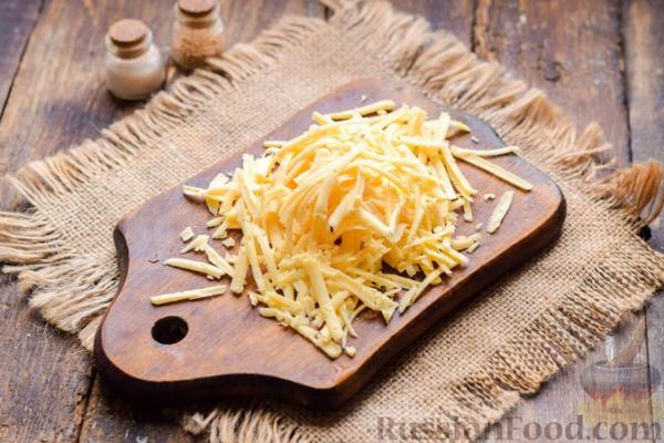 Салат с ветчиной, черносливом, сыром и яйцами