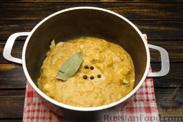 Куриное филе, тушенное с кабачковой икрой и сметаной
