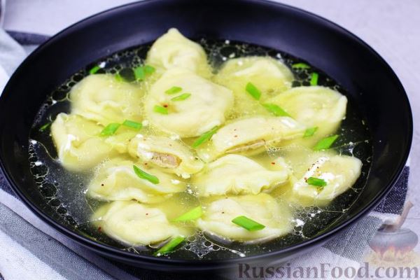 Пельмени с курицей, в бульоне