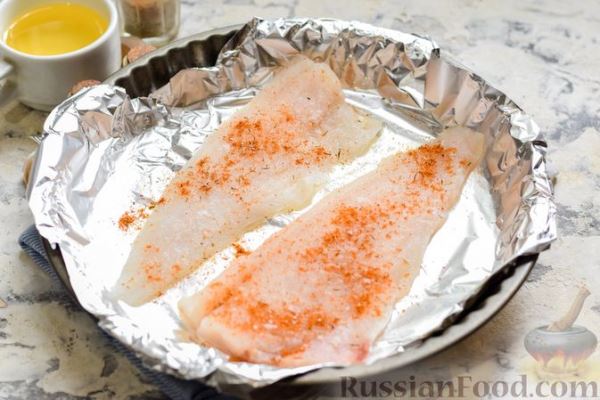 Минтай, запечённый под "шубкой" из крабовых палочек, моркови и сыра