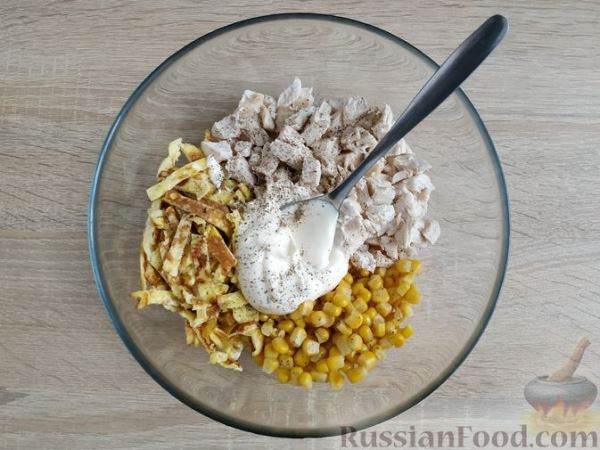 Салат с курицей, кукурузой и яичными блинчиками