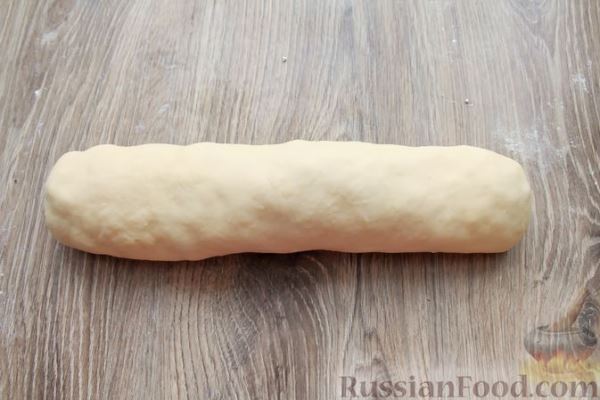Рулет из дрожжевого теста на сметане, с рассольным сыром
