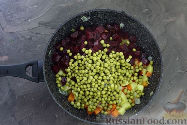 Винегрет из жареных овощей, с солёными огурцами и зелёным горошком