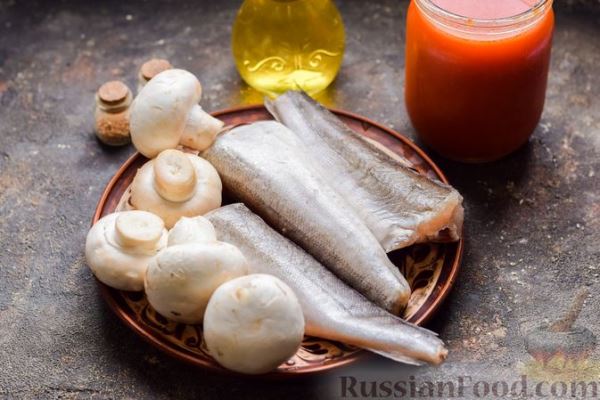 Рыба, тушенная в томатном соусе с грибами