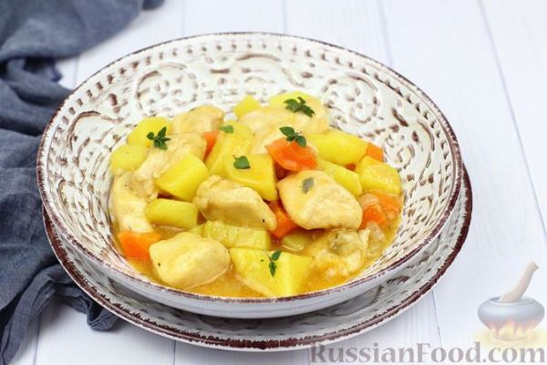 Тушёная картошка с курицей и сельдереем