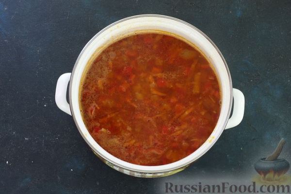 Фасолевый суп с овощами и купатами