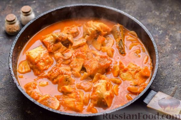 Рыба, тушенная в томатном соусе с грибами