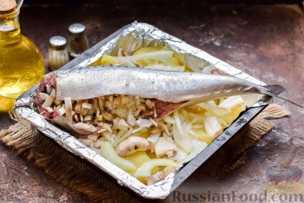 Скумбрия, запечённая с грибами и картошкой