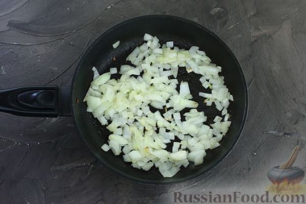 Манник с рыбой, отварными яйцами и майонезно-сметанной заливкой