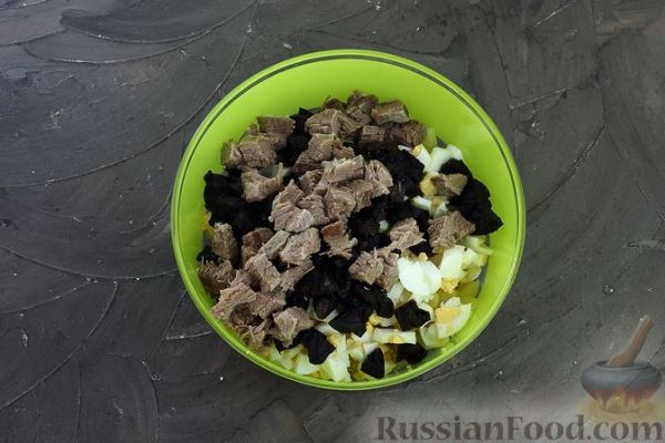 Салат с говядиной, картофелем, черносливом и яйцами