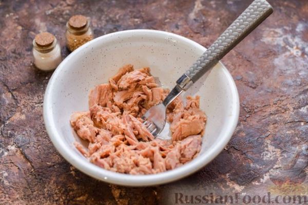 Картофельные котлеты с консервированным тунцом, сыром и зеленью