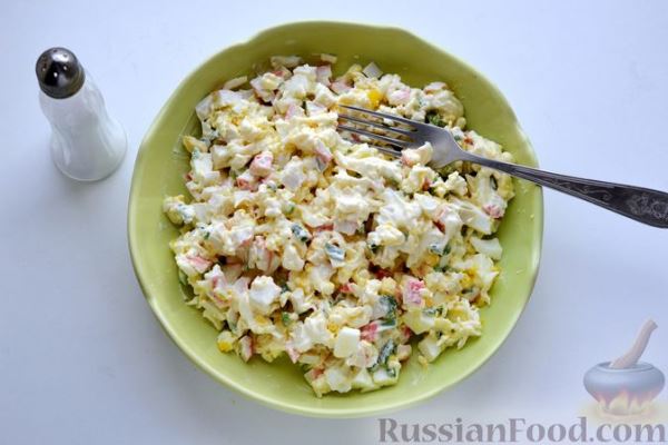 Салат с крабовыми палочками, плавленым сыром, яйцами и зелёным луком