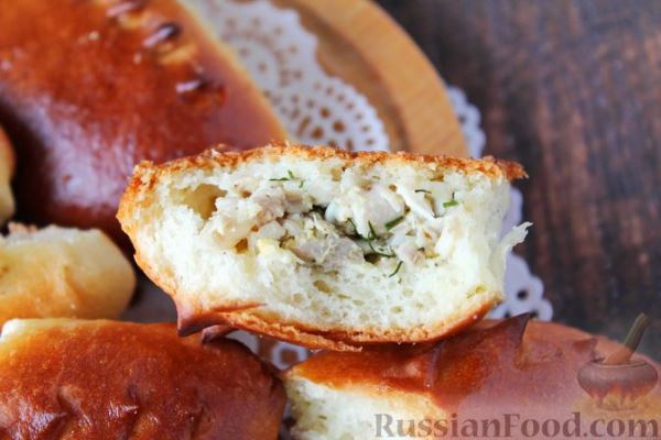 Дрожжевые пирожки с яйцом, курицей и укропом (в духовке)