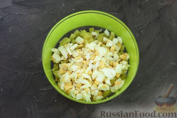 Салат с говядиной, картофелем, черносливом и яйцами