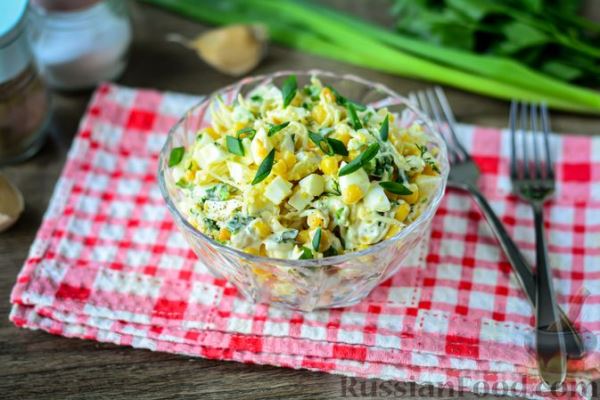 Салат с кукурузой, сыром, яйцами и чесноком