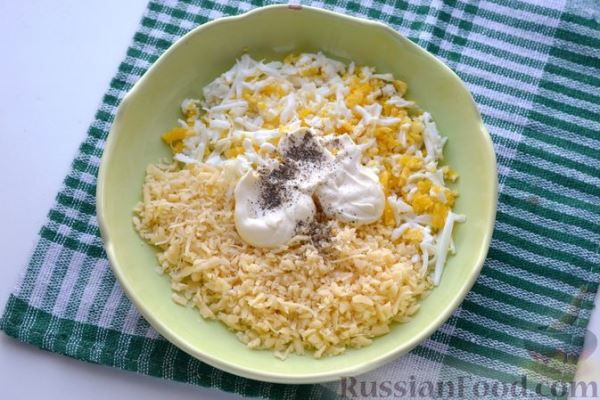 Гренки с сыром, варёными яйцами и зеленью