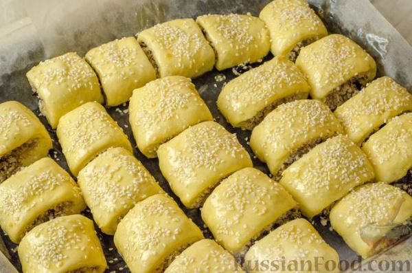 Дрожжевые пирожки-рулетики с мясом и черносливом