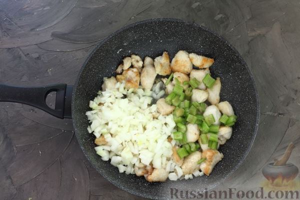 Тушёная картошка с курицей и сельдереем