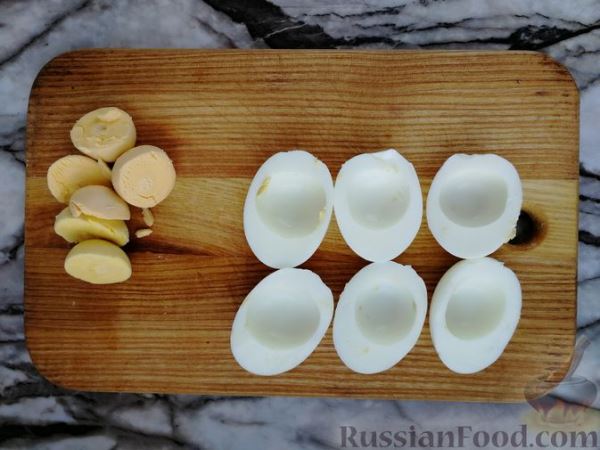Закусочные маффины с маринованными огурцами, отварными яйцами и сыром