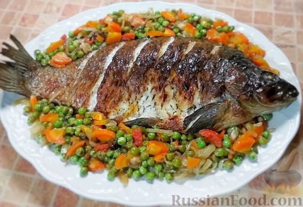 Карп, запечённый с зелёным горошком, морковью и луком