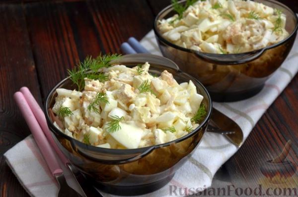 Салат с пекинской капустой, курицей, сыром фета и яичными белками