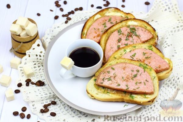 Бутерброды с жареной колбасой и горчицей